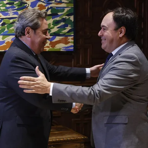 Archivo - El president de la Generalitat, Juanfran Pérez Llorca (d), se reúne con el síndic de VOX (i), José María Llanos.