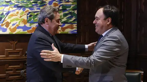 Archivo - El president de la Generalitat, Juanfran Pérez Llorca (d), se reúne con el síndic de VOX (i), José María Llanos. Archivo - El president de la Generalitat, Juanfran Pérez Llorca (d), se reúne con el síndic de VOX (i), José María Llanos.