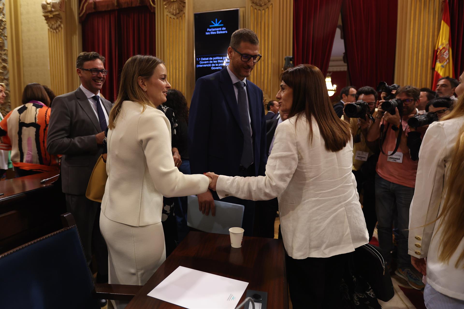 El Parlament aprueba la ley ómnibus del PP y Vox que modifica más de medio centenar de normas de golpe El Parlament aprueba la ley ómnibus del PP y Vox que modifica más de medio centenar de normas de golpe