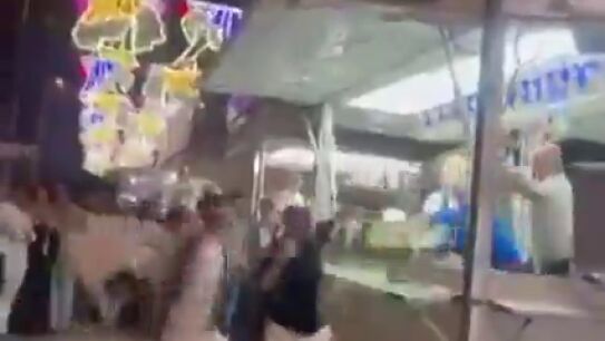 As&iacute; ha sido la brutal pelea a sillazos contra una hamburgueser&iacute;a en la Feria de C&oacute;rdoba: "Te voy a matar"