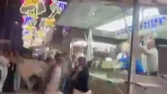 Así ha sido la brutal pelea a sillazos contra una hamburguesería en la Feria de Córdoba: "Te voy a matar" Así ha sido la brutal pelea a sillazos contra una hamburguesería en la Feria de Córdoba: "Te voy a matar"