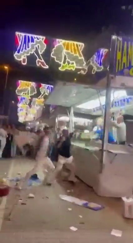 Así ha sido la brutal pelea a sillazos contra una hamburguesería en la Feria de Córdoba: "Te voy a matar" Así ha sido la brutal pelea a sillazos contra una hamburguesería en la Feria de Córdoba: "Te voy a matar"