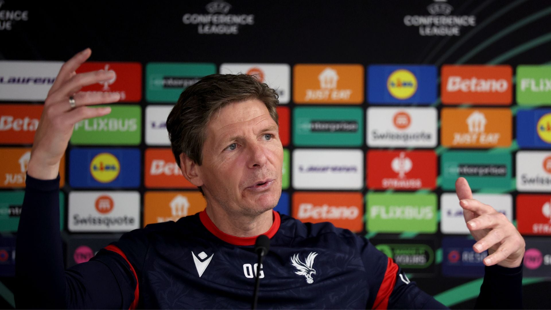 El inesperado elogio de Oliver Glasner, entrenador del Crystal Palace, a Íñigo Pérez antes de la final: "Voy a ir al País Vasco a ver qué comen" El inesperado elogio de Oliver Glasner, entrenador del Crystal Palace, a Íñigo Pérez antes de la final: "Voy a ir al País Vasco a ver qué comen"