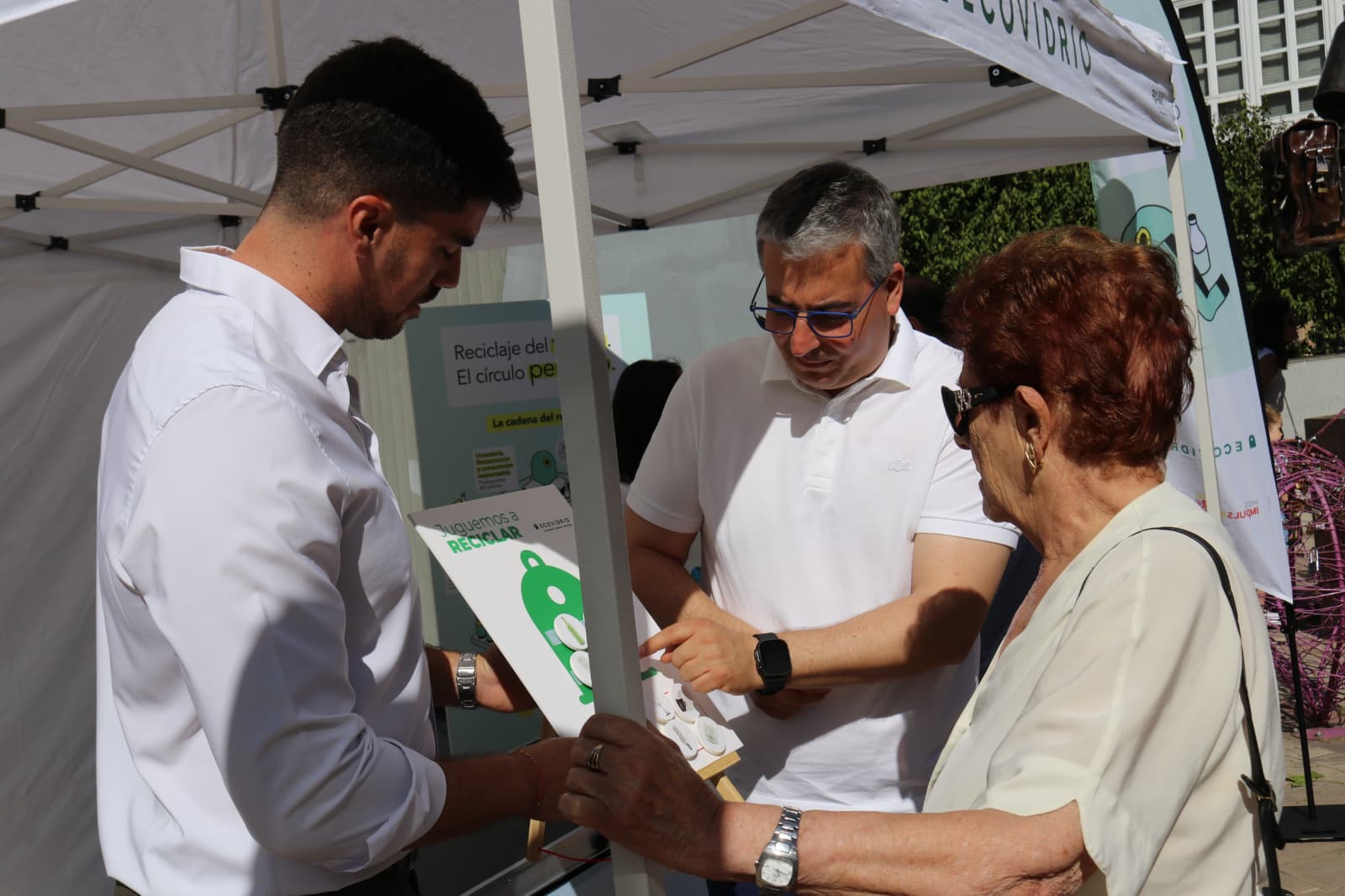 Ecovidrio y el Ayuntamiento de Palencia ponen en marcha la campaña “Pequeños gestos, grandes cambios” para fomentar el reciclaje de envases de vidrio en la ciudad Ecovidrio y el Ayuntamiento de Palencia ponen en marcha la campaña “Pequeños gestos, grandes cambios” para fomentar el reciclaje de envases de vidrio en la ciudad