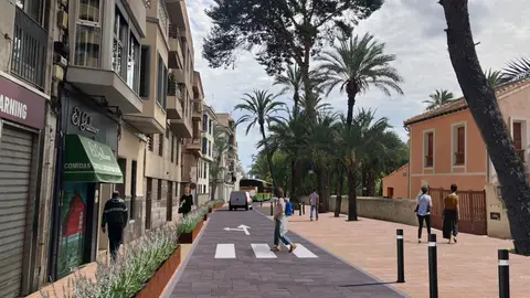 Imagen simulada de cómo va a quedar la céntrica calle Porta de la Morera de Elche cuando esté transformada en plataforma única. Imagen simulada de cómo va a quedar la céntrica calle Porta de la Morera de Elche cuando esté transformada en plataforma única.