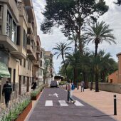Imagen simulada de cómo va a quedar la céntrica calle Porta de la Morera de Elche cuando esté transformada en plataforma única. 