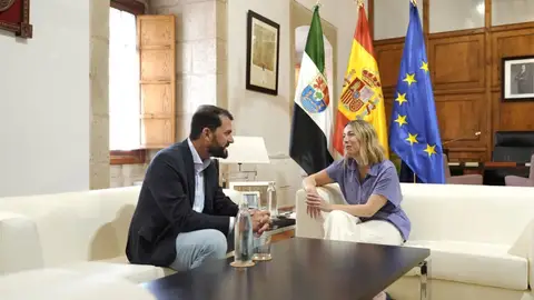 Cotrina hará oposición a Guardiola desde el respeto pese al "ruido" del pacto con Vox que fiscalizará en el parlamento Cotrina hará oposición a Guardiola desde el respeto pese al "ruido" del pacto con Vox que fiscalizará en el parlamento