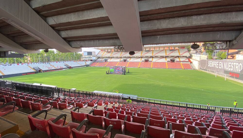 Las pantallas gigantes del estadio de Vallecas