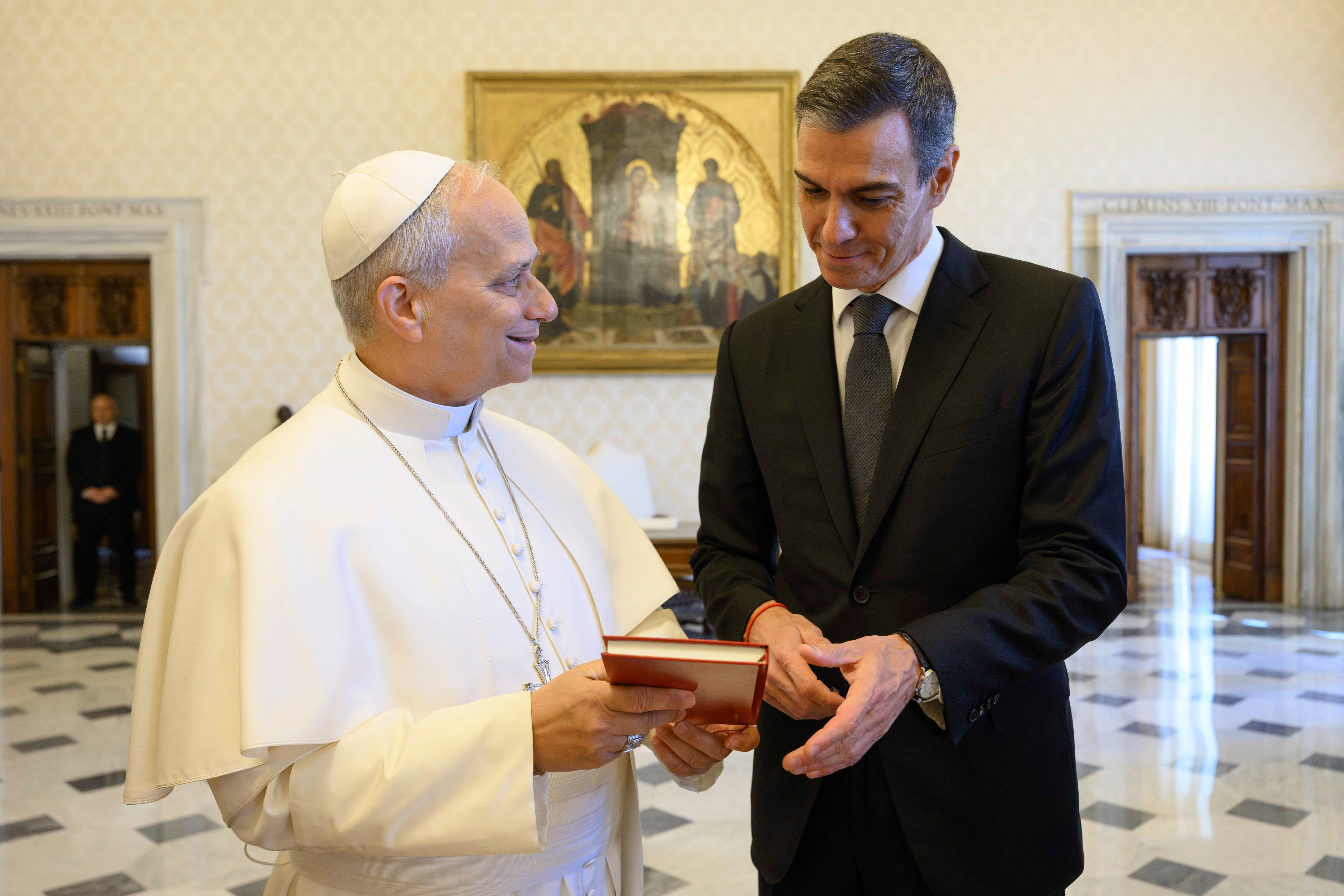Pedro Sánchez sobre su encuentro con el Papa en el Vaticano: "Absoluta sintonía" Pedro Sánchez sobre su encuentro con el Papa en el Vaticano: "Absoluta sintonía"