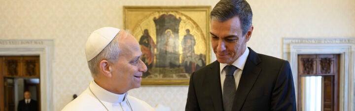 ¿Cree que Sánchez trata de desviar el foco de la corrupción multiplicando su presencia junto al Papa en la visita a España de León XIV?