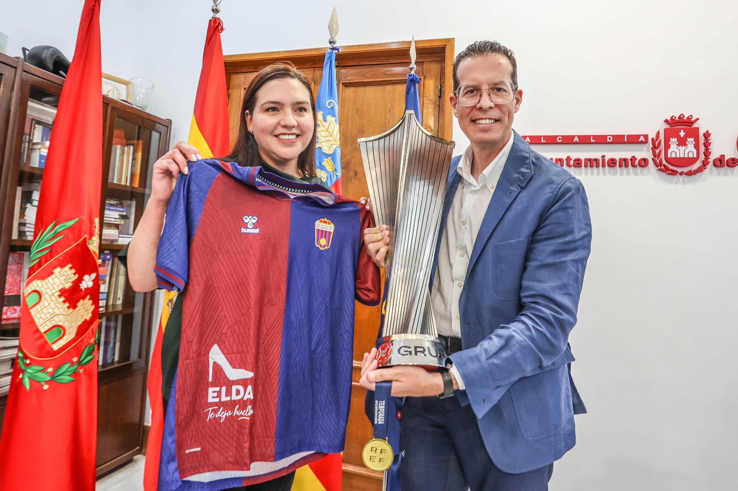El Ayuntamiento seguirá patrocinando al Eldense en Segunda División. El Ayuntamiento seguirá patrocinando al Eldense en Segunda División.