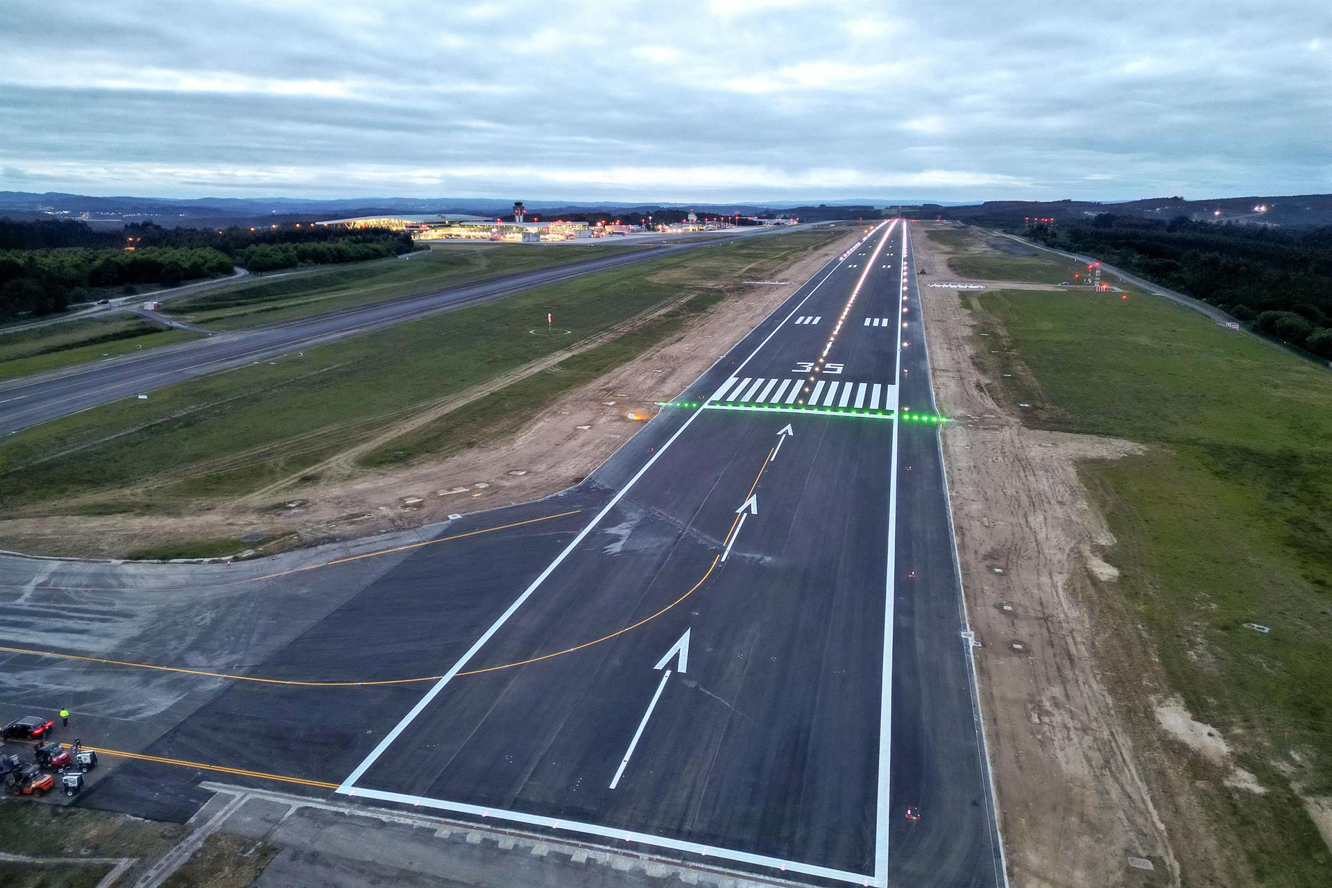 El Aeropuerto de Santiago reabre este jueves después de 35 días de obras en la pista El Aeropuerto de Santiago reabre este jueves después de 35 días de obras en la pista