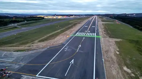 El Aeropuerto de Santiago reabre este jueves después de 35 días de obras en la pista El Aeropuerto de Santiago reabre este jueves después de 35 días de obras en la pista