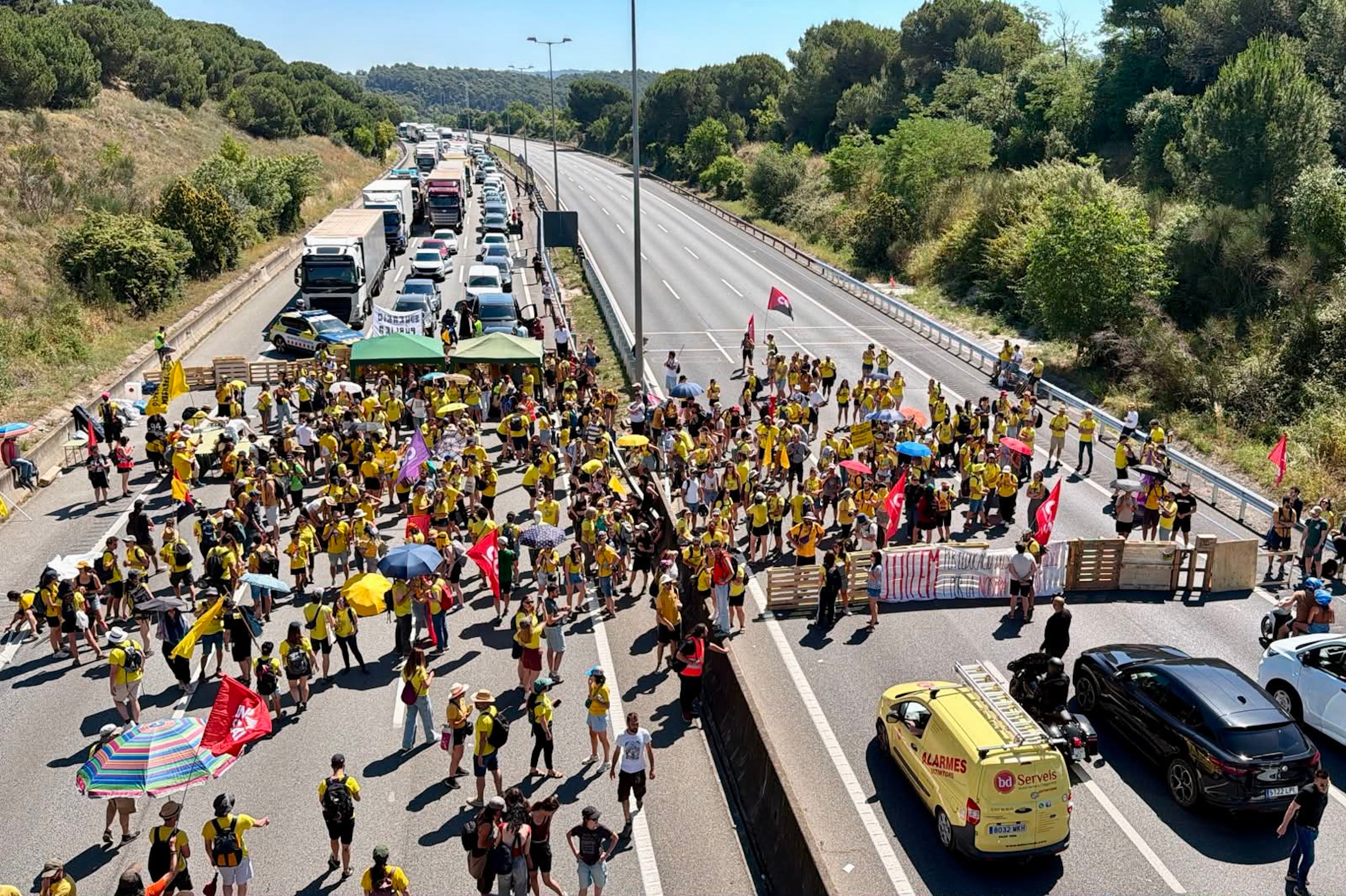 La vaga de docents provoca talls a l’AP‑7 i l’A‑2 i mobilitza milers de persones a les capitals catalanes La vaga de docents provoca talls a l’AP‑7 i l’A‑2 i mobilitza milers de persones a les capitals catalanes