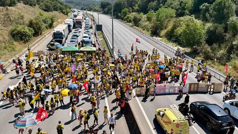 La vaga de docents provoca talls a l’AP‑7 i l’A‑2 i mobilitza milers de persones a les capitals catalanes La vaga de docents provoca talls a l’AP‑7 i l’A‑2 i mobilitza milers de persones a les capitals catalanes
