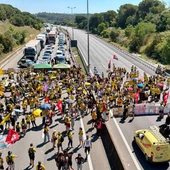 La vaga de docents provoca talls a l’AP‑7 i l’A‑2 i mobilitza milers de persones a les capitals catalanes La vaga de docents provoca talls a l’AP‑7 i l’A‑2 i mobilitza milers de persones a les capitals catalanes