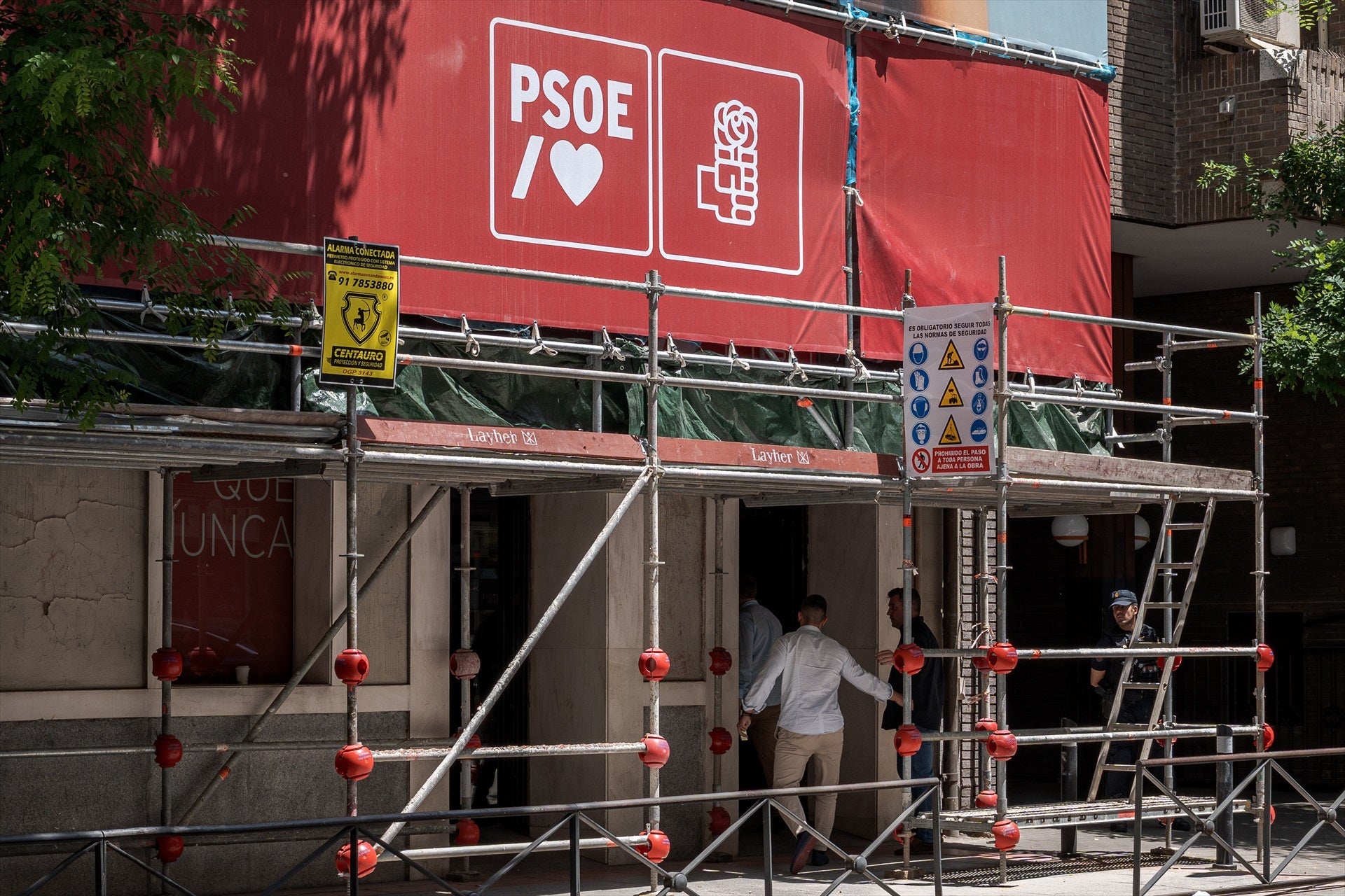 Leire Díez, Cerdán o Patxi López negaron la vinculación de la fontanera con el PSOE: ahora el juez recoge 22 reuniones en Ferraz y pagos de 4000 euros mensuales Leire Díez, Cerdán o Patxi López negaron la vinculación de la fontanera con el PSOE: ahora el juez recoge 22 reuniones en Ferraz y pagos de 4000 euros mensuales