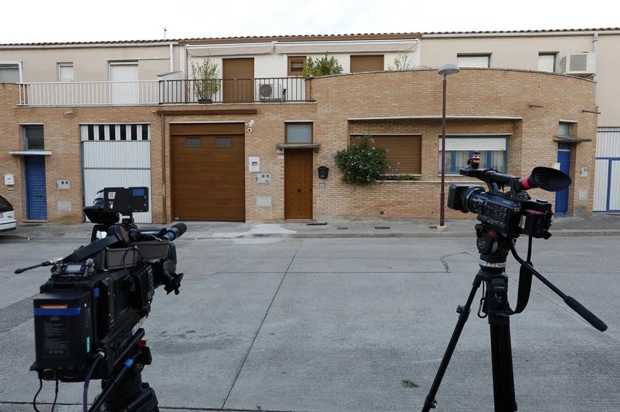 Los agentes de la UCO salen de la casa de Santos Cerdán en Milagro con maletas y cajas Los agentes de la UCO salen de la casa de Santos Cerdán en Milagro con maletas y cajas