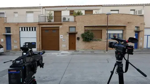 Los agentes de la UCO salen de la casa de Cerdán en Milagro (Navarra) con maletas y cajas Los agentes de la UCO salen de la casa de Cerdán en Milagro (Navarra) con maletas y cajas