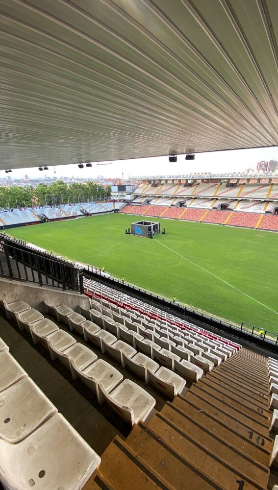 Las pantallas gigantes del estadio de Vallecas