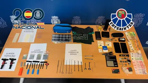 Desarticulado un grupo especializado en el robo de viviendas por el método del ‘hilo de pegamento’ que actuó en Elche. Desarticulado un grupo especializado en el robo de viviendas por el método del ‘hilo de pegamento’ que actuó en Elche.