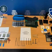 Desarticulado un grupo especializado en el robo de viviendas por el método del ‘hilo de pegamento’ que actuó en Elche. Desarticulado un grupo especializado en el robo de viviendas por el método del ‘hilo de pegamento’ que actuó en Elche.