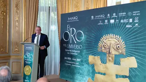 El presidente de la Diputación de Alicante, Toni Pérez, junto al cartel de la exposición El presidente de la Diputación de Alicante, Toni Pérez, junto al cartel de la exposición