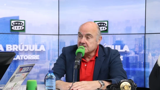 Luis de Guindos durante la entrevista en La Brújula Luis de Guindos durante la entrevista en La Brújula