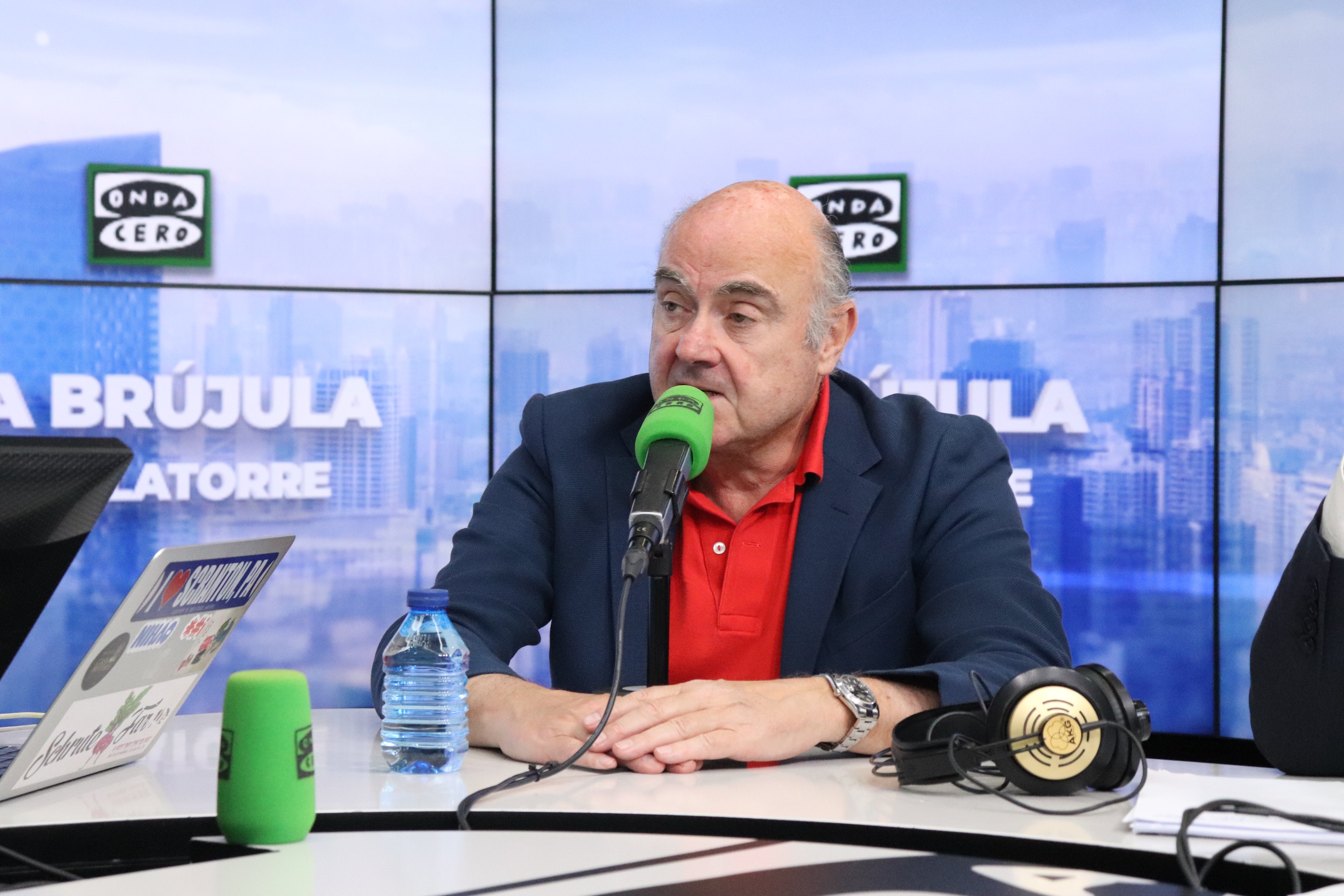 Luis de Guindos durante la entrevista en La Brújula Luis de Guindos durante la entrevista en La Brújula