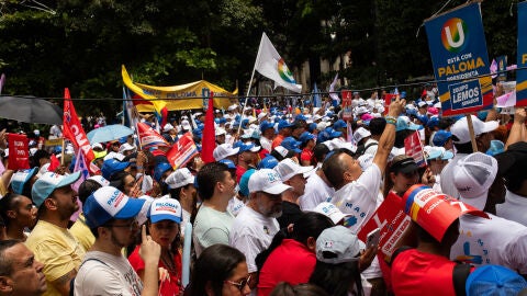 La candidata presidencial de derecha Paloma Valencia cierra su campa&ntilde;a en la regi&oacute;n de Antioquia antes de las elecciones presidenciales del 31 de mayo junto al expresidente colombiano &Aacute;lvaro Uribe el 23 de mayo de 2026 en Medell&iacute;n, Colombia.