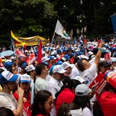 La candidata presidencial de derecha Paloma Valencia cierra su campaña en la región de Antioquia antes de las elecciones presidenciales del 31 de mayo junto al expresidente colombiano Álvaro Uribe el 23 de mayo de 2026 en Medellín, Colombia.