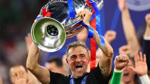 Luis Enrique alza la copa tras ganar la final de la Champions Luis Enrique alza la copa tras ganar la final de la Champions