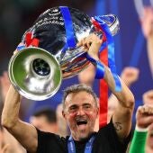 Luis Enrique alza la copa tras ganar la final de la Champions 