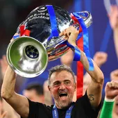 Luis Enrique alza la copa tras ganar la final de la Champions Luis Enrique alza la copa tras ganar la final de la Champions