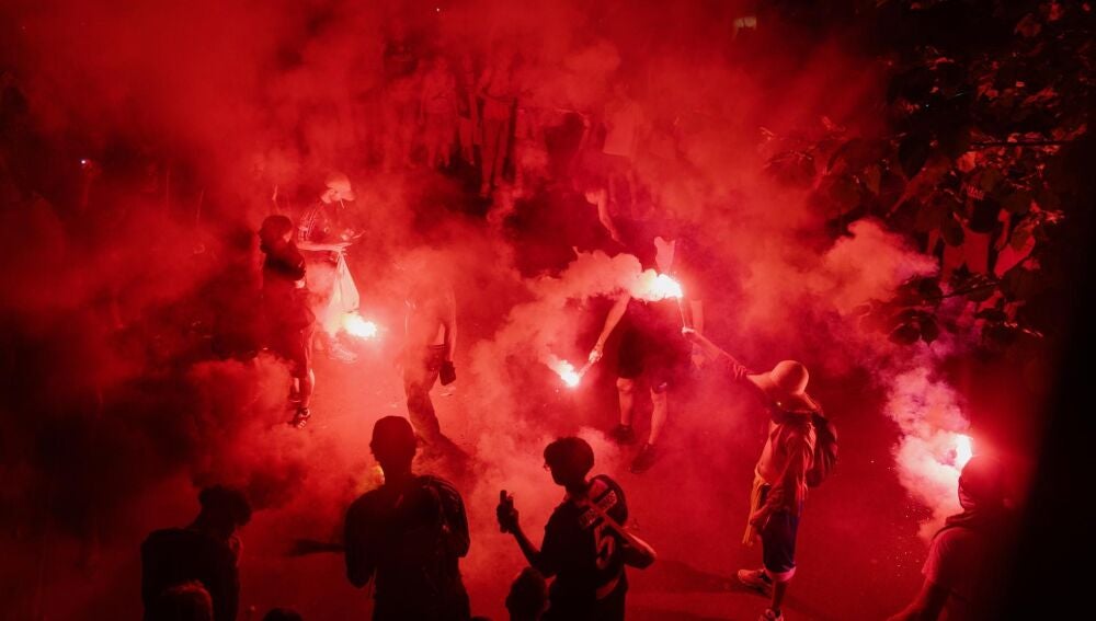 Aficionados del PSG celebran la victoria tras la final de la Champions