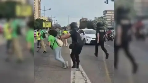 Imágenes de un agente empujando a una manifestante en Valencia Imágenes de un agente empujando a una manifestante en Valencia