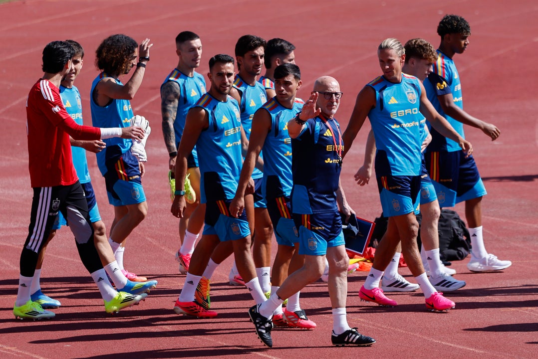 Baño de masas de la selección española en su primer entrenamiento Baño de masas de la selección española en su primer entrenamiento