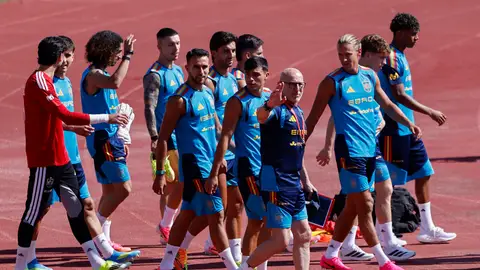 Baño de masas de la selección española en su primer entrenamiento Baño de masas de la selección española en su primer entrenamiento