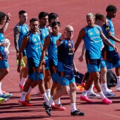 Baño de masas de la selección española en su primer entrenamiento