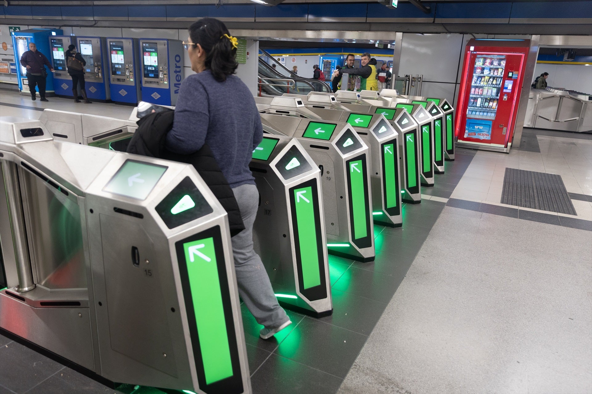 Metro de Madrid estrena el pago con tarjeta en los tornos de todas las estaciones: cómo funciona el sistema y métodos que se admiten Metro de Madrid estrena el pago con tarjeta en los tornos de todas las estaciones: cómo funciona el sistema y métodos que se admiten