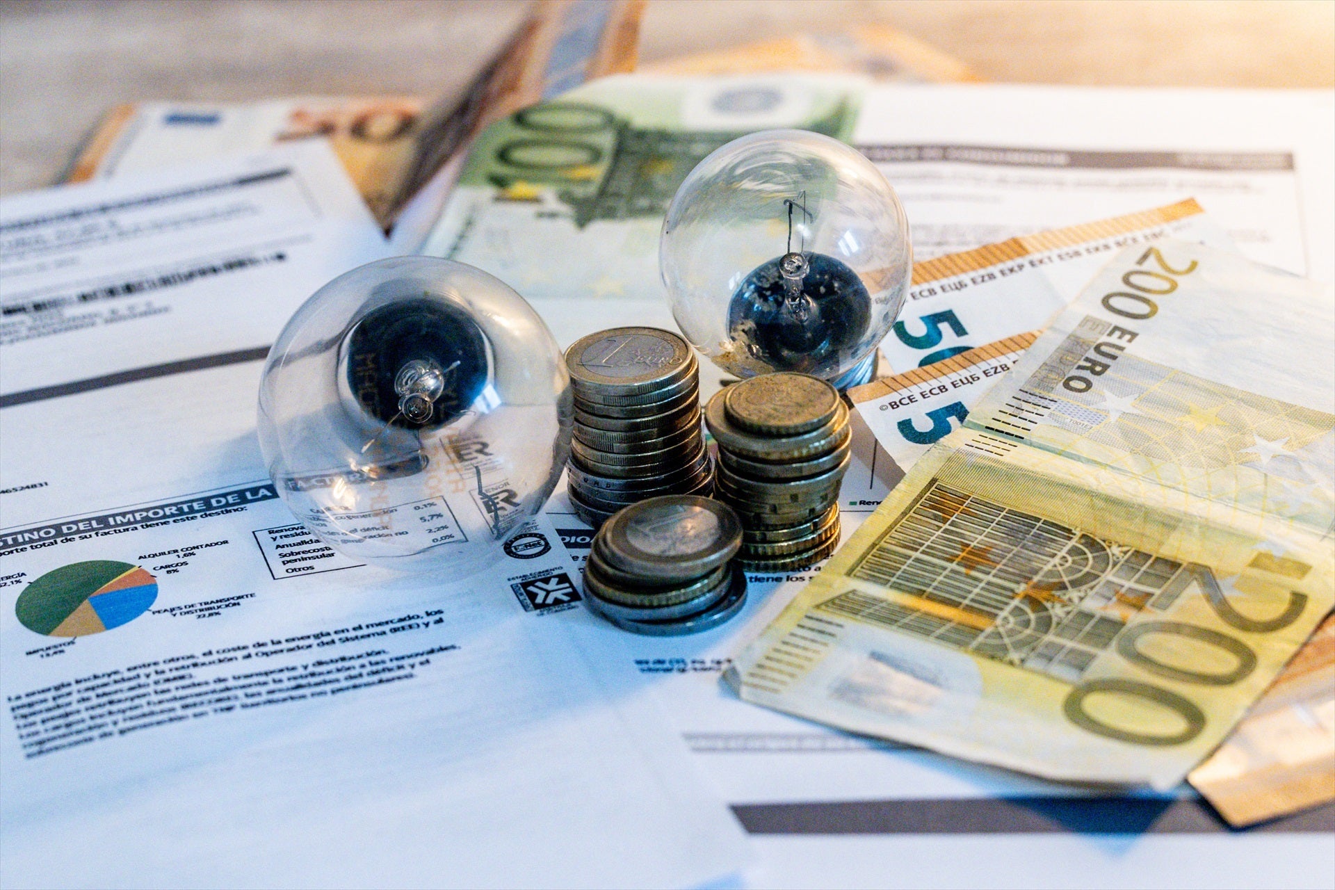 El IVA de la luz y el gas vuelve al 21%: así afecta a la factura mensual y cómo ahorrar El IVA de la luz y el gas vuelve al 21%: así afecta a la factura mensual y cómo ahorrar
