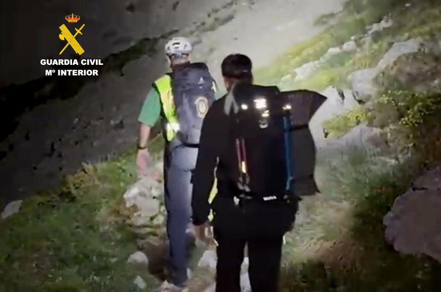 La Guardia Civil rescata a un senderista accidentado en los Picos de Europa La Guardia Civil rescata a un senderista accidentado en los Picos de Europa