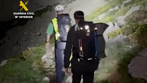 La Guardia Civil rescata a un senderista accidentado en los Picos de Europa La Guardia Civil rescata a un senderista accidentado en los Picos de Europa