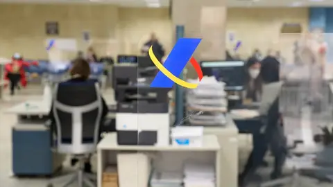 Fotografía de archivo de varios empleados que trabajan en una oficina de la Agencia Tributaria. Fotografía de archivo de varios empleados que trabajan en una oficina de la Agencia Tributaria.