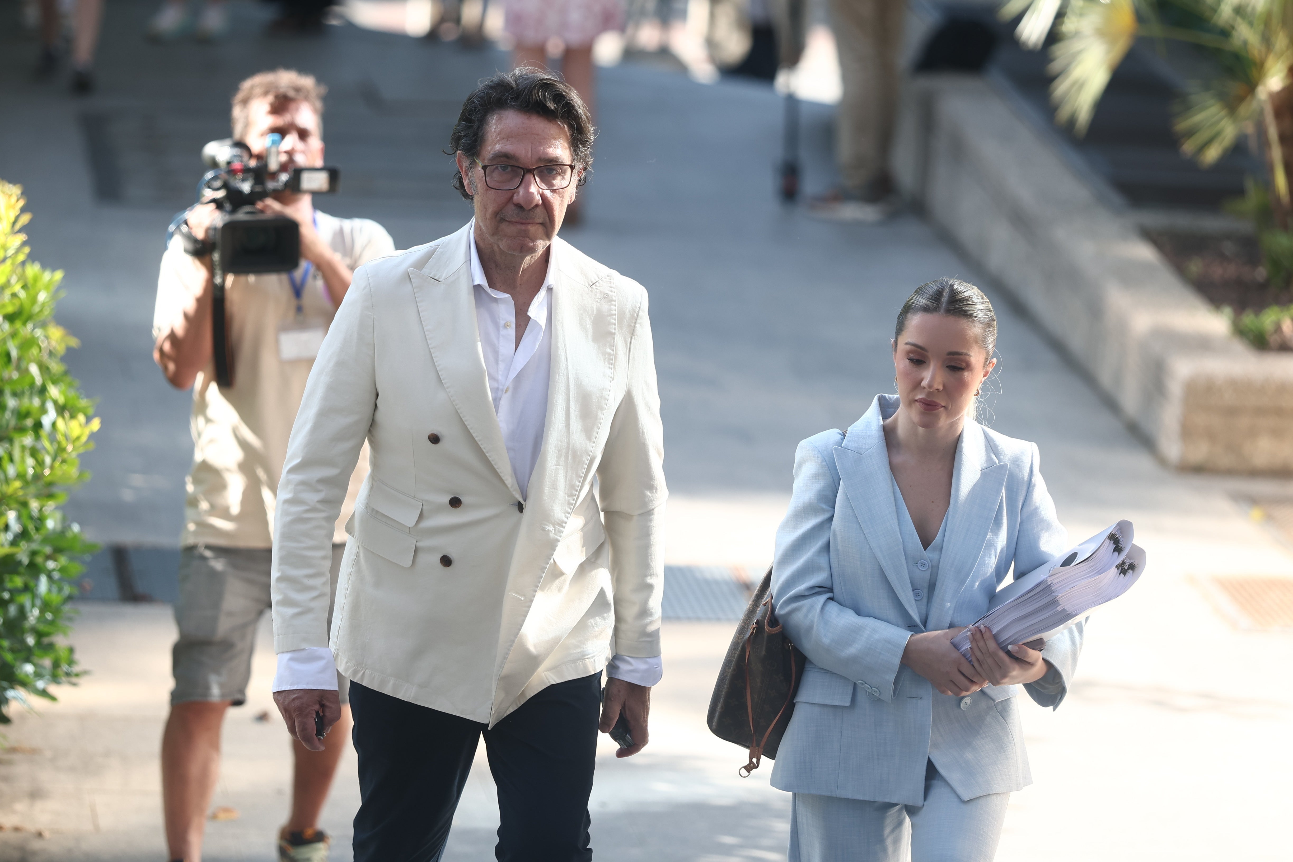 Luis Lorenzo a su llegada al juicio por presunto maltrato y estafa a la tía de su exmujer. Luis Lorenzo a su llegada al juicio por presunto maltrato y estafa a la tía de su exmujer.