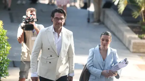 Luis Lorenzo a su llegada al juicio por presunto maltrato y estafa a la tía de su exmujer. Luis Lorenzo a su llegada al juicio por presunto maltrato y estafa a la tía de su exmujer.