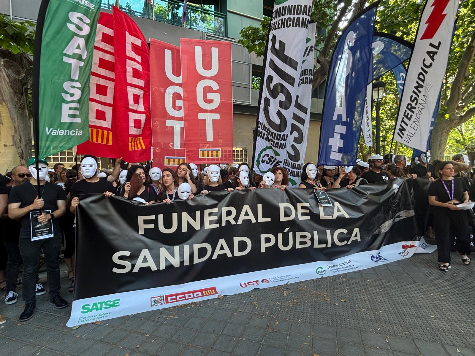 Los sindicatos sanitarios denuncian con la "muerte" de la sanidad pública su deterioro Los sindicatos sanitarios denuncian con la "muerte" de la sanidad pública su deterioro