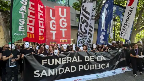 Los sindicatos se han concentrado a las puertas de la Consellería de Sanidad. Los sindicatos se han concentrado a las puertas de la Consellería de Sanidad.