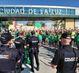 Profesores concentrados este lunes en las puertas de la Ciudad de la Luz Profesores concentrados este lunes en las puertas de la Ciudad de la Luz