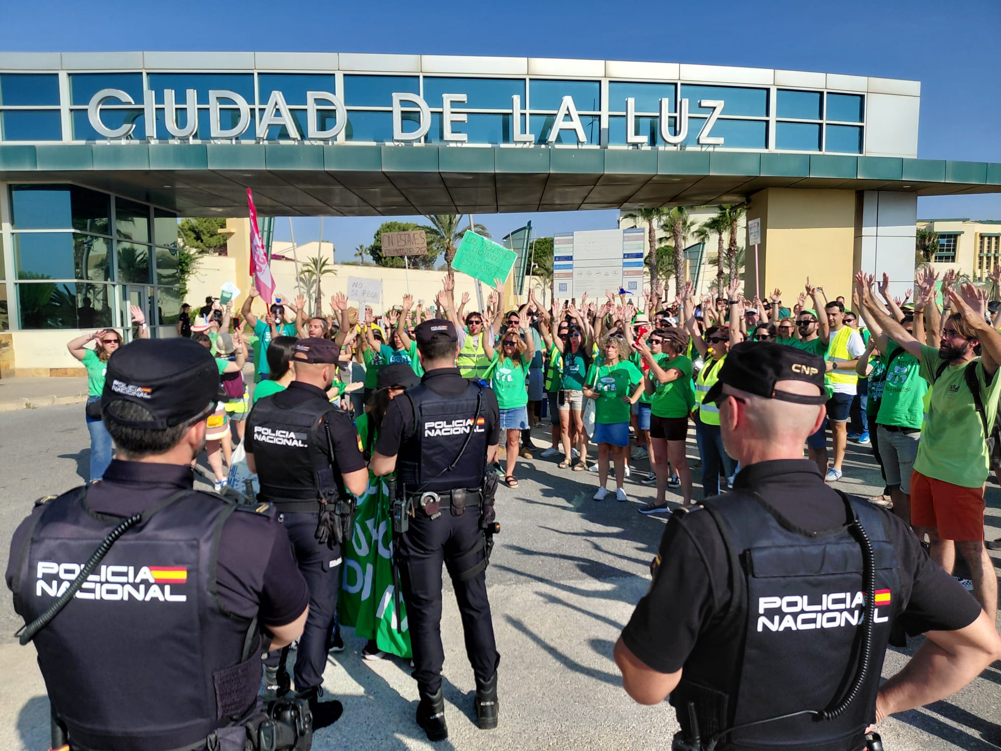 La Ciudad de la Luz se convierte en escenario de las protestas de los profesores contra la Generalitat La Ciudad de la Luz se convierte en escenario de las protestas de los profesores contra la Generalitat